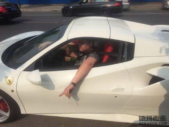 英雄联盟主播PDD诉苦 最后悔的事就是买了法拉利